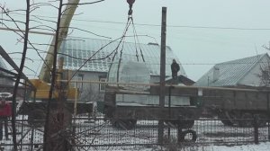 Разгрузка кирпича подъёмным краном (манипулятором) Разгружаем паллеты с кирпичом на участке.