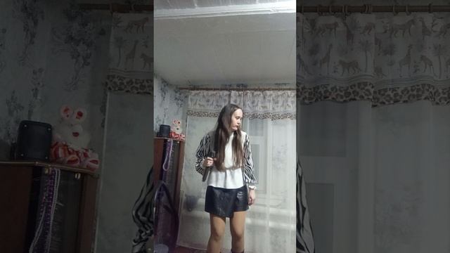 девушка в караоке баре 😅😅😅.что делать если хочется петь а ты не умеешь и слуха нет.😅😅😅