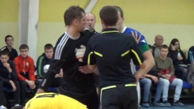 Капитан "Кристалла" забодал защитника "Погоды"