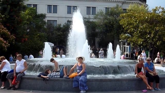 Fountain in Yalta, Crimea смотреть онлайн