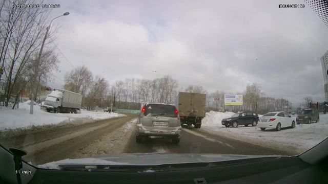 ГАЗон выбрал сугроб вместо впередистоящих авто смотреть онлайн