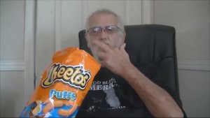 Злой дед ест Cheetos видео (5 Минут)