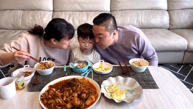 집밥먹방) 묵은지, 알타리김치 넣어서 삼치지짐 (ft.계란후라이) | Home meal (Steamed Fish Kimchil, Fried Egg) Mukbang смотреть онлайн