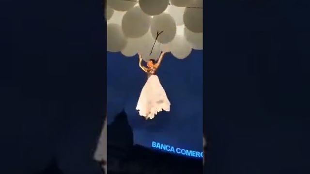 Девушка летает на шариках смотреть онлайн