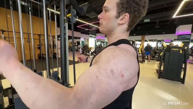 ДЕРЗКО ТРЕНИРУЕТСЯ В КАЧАЛКЕ С МИНИПЕКОЙ