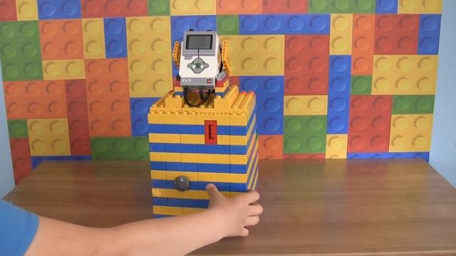 Lego Coin Counter - New Mechanism! - Just One Motor And A Sensor