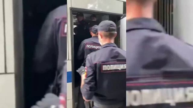 В Москве на встрече с избирателями задержали кандидата в депутаты Госдумы Кирилла Гончарова. смотреть онлайн