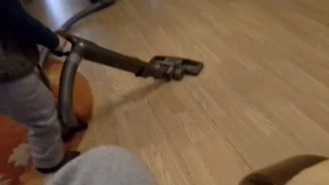 Ребëнок пылесосит сам.Учится :) смотреть онлайн