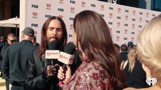 Jared Leto on Introducing NEW Fans to Thirty Seconds to Mars and his Movies | iHeart Awards 2024 смотреть онлайн