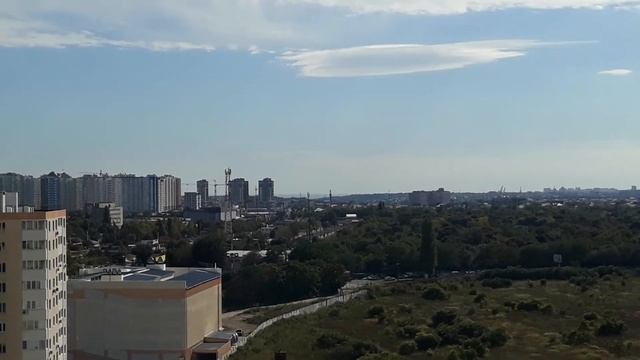 НЛО скрывается за облаками смотреть онлайн