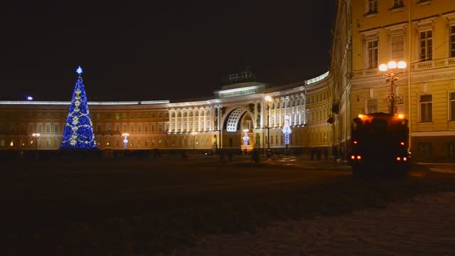 Петербург. Уборка снега на Дворцовой пл.