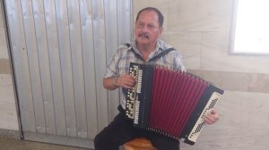 На баяне  играет профессионал.