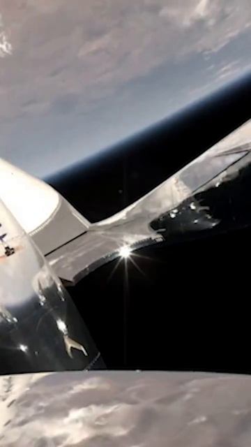 Virgin Galactic отправила космолет SpaceShipTwo в первый коммерческий полет с шестью членами экипаж смотреть онлайн