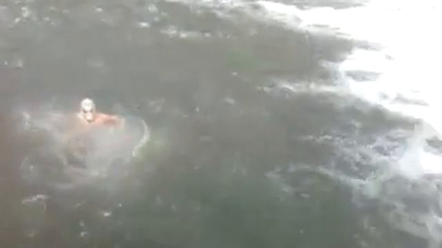 В воду в противогазах смотреть онлайн