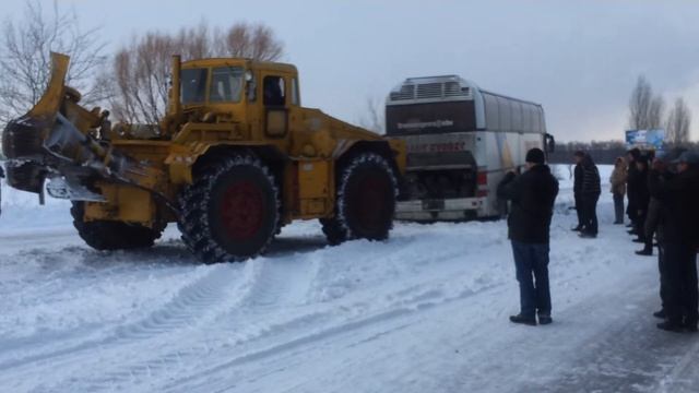 Автобус з 40 пасажирами в сніговому полоні. смотреть онлайн