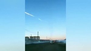 Горящий метеорит. Крупный метеор Упал на город.