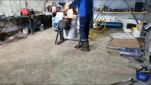 Плавлю и разливаю чугун в наклонной печи с комбинированной подачей топлива.