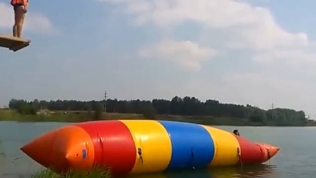 Опасный прыжок в озеро с батута смотреть онлайн