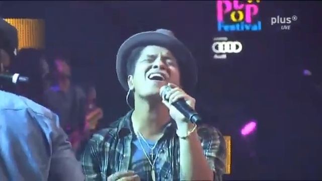Bruno Mars - Valerie (Live) смотреть онлайн