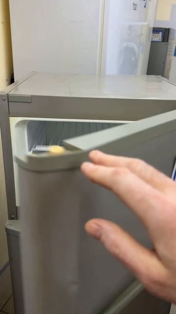 БЕЗУМНАЯ ВЫГОДА! Холодильник Бирюса. Б/у в отличном состоянии. Высота 143см. Цена 13500 руб. в СПб! смотреть онлайн