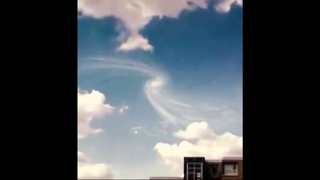 НЛО уходит в кротовую нору смотреть онлайн