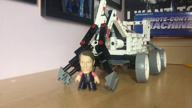 Attempting to Pick Up Items Using a Remote Control Mars Rover (Review Clip) смотреть онлайн