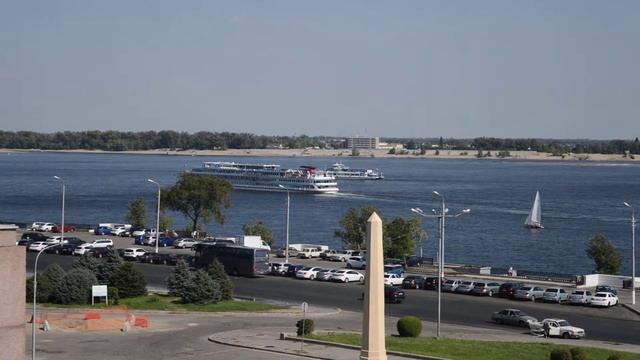 Корабль отплывает от Центральной Набережной г. Волгограда конец лета 2017 смотреть онлайн