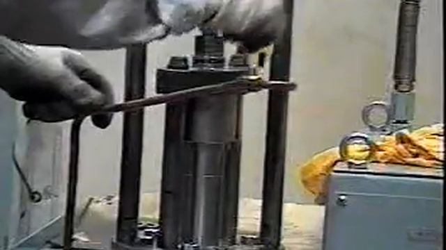 Kawasaki - MAN B&W S50MC Pressure testing of fuel valve смотреть онлайн