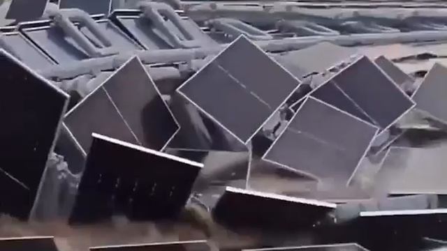 Штормом снесло самую большую в мире поляну из плавающих солнечных панелей в Индии.