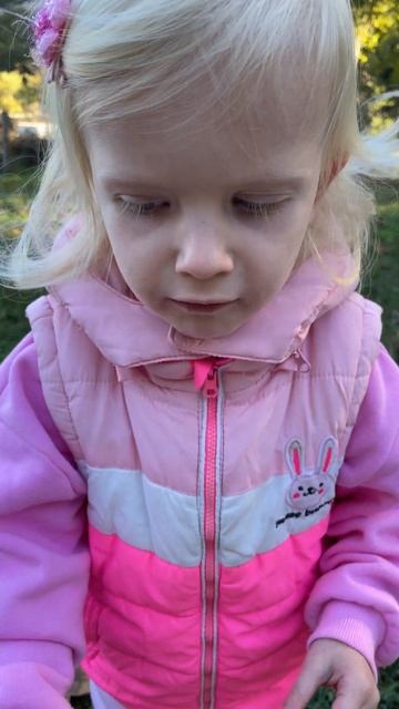 Maya eats grilled sausages very tasty/Майя очень вкусно ест колбаски-гриль #shorts смотреть онлайн