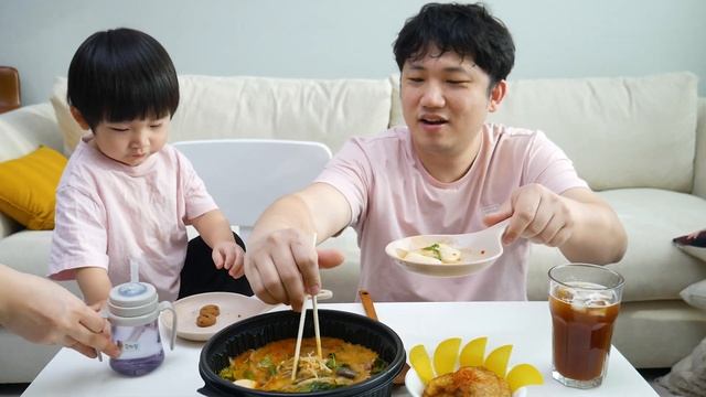 SUB) 35개월 아들이랑 마라탕 먹방 (귀여움 한도초과😍) 육아하는 아빠랑 아들의 대화는 어떨까? Malatang Mukbang with my 2-year-old son смотреть онлайн