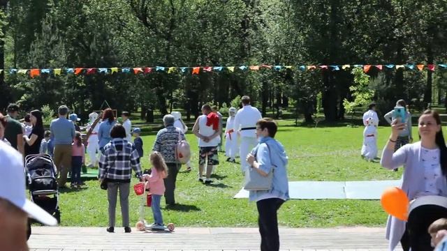 Суббота в парке «Сосенки»: пели, танцевали, тренировались и ели солдатскую кашу смотреть онлайн