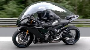 Мужчина собирает мотоцикл «АНТИ-ДОЖДЬ» своими руками