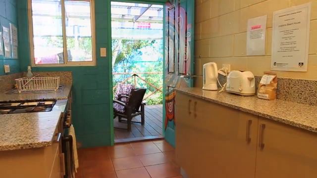 Dolphin Beach House Backpackers - Noosa смотреть онлайн