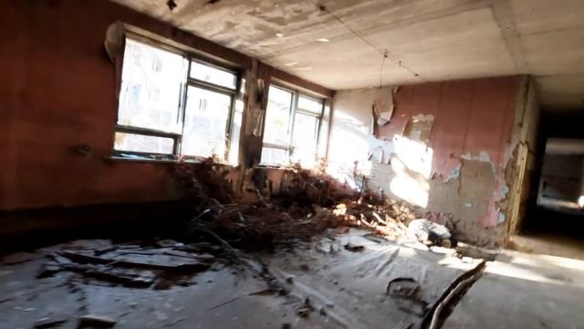 Я НАШЛА ЗАБРОШЕННУЮ ШКОЛУ смотреть онлайн