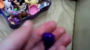 Показывают я всякие вещи и кукол с моей сестрой