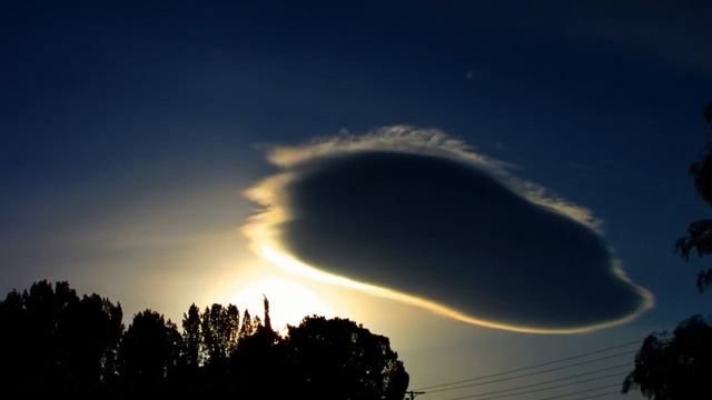 Irridescent ""UFO" lenticular cloud morphing sunset timelapse V07403 смотреть онлайн