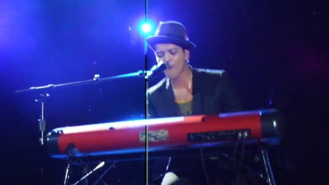 Bruno Mars - Count on Me / Lighters - Frankfurt 16 October 2011 смотреть онлайн