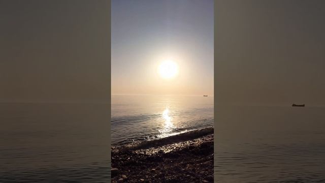 Солнечные лучи перед затмением #апраксиналада #море  #shorts #затмение