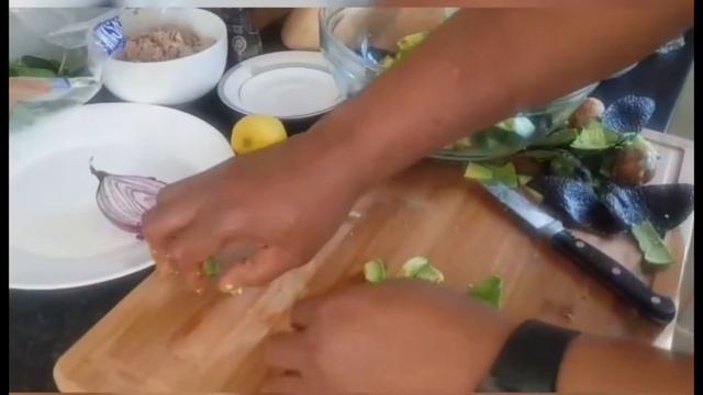 Healthy Tuna Avocado Salad Recipe смотреть онлайн