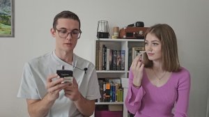 Парфюм с вау эффектом от Fraiche. Девушка оценивает мужские ароматы