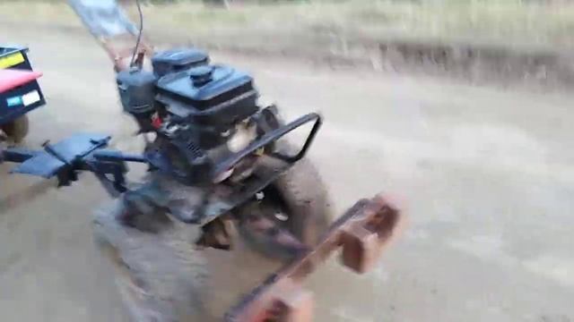 мотоблок помогает планете тащить колесо от кировца Часть 2 