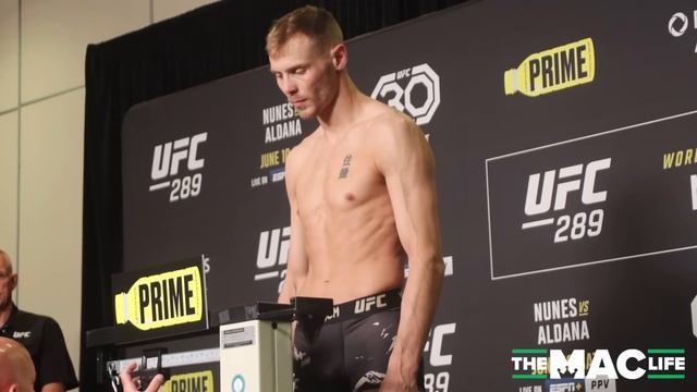 Charles Oliveira weighs in at 154 for Beneil Dariush | UFC 289 Official Weigh-ins смотреть онлайн