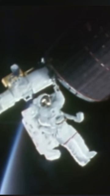 Первый Космонавт Вышедший в Открытый Космос БЕЗ страховки #shorts #космос #space #интересное #fact
