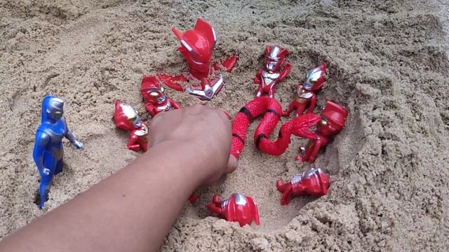 Seru Mencari dan Menyelamatkan Ultraman Cosmos dari Gigitan Ular | Ultraman Ginga | Ultraman Dyna смотреть онлайн