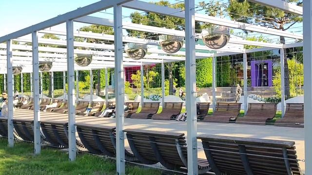 Россия. Краснодар. Парк Галицкого. Необычные цветочные композиции в подвесных кашпо. Планеты... смотреть онлайн