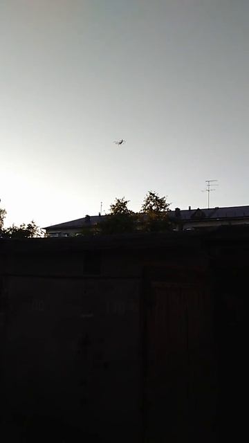 Самолет над городом смотреть онлайн