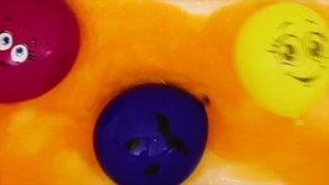 Развивающее видео Изучаем цвета Лопаем шарики с водой