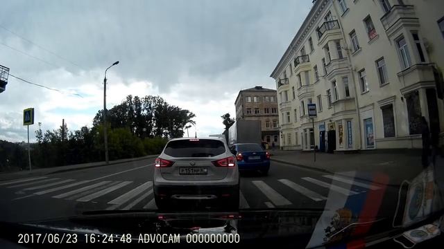 Витебское шоссе в час пик в Смоленске. Проезд перекрестка смотреть онлайн