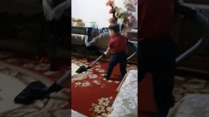 Лучше всех! Трёхлетний мальчик пылесосит!😂🤩